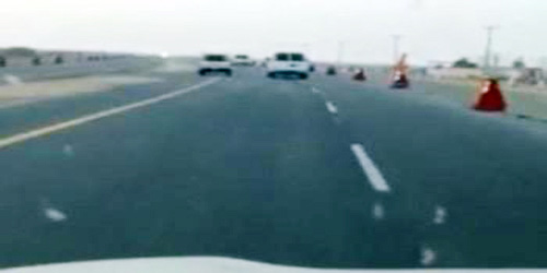 قاطع طريق يسابق سيارة معلمة على طريق القصيم - شقراء في محاولة لإخراجها عن الطريق 