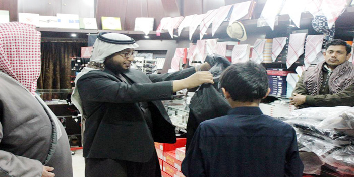  مواطن يشتري الملابس الشتوية