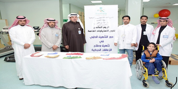  أعضاء من قسم التأهيل الطبي والعلاج الطبيعي في المستشفى