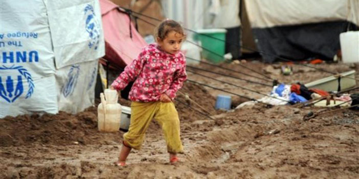 مياه الأمطار تغمر خيم النازحين السوريين في لبنان 