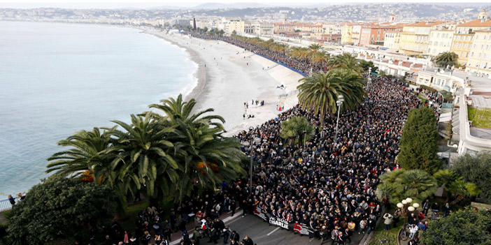 آلاف الأشخاص يخرجون في مسيرة لأحياء ذكرى ضحايا الحادثة الدامية في نيس