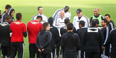 «باتشيكو» يبدأ مهمته في الشباب باجتماع مع اللاعبين 