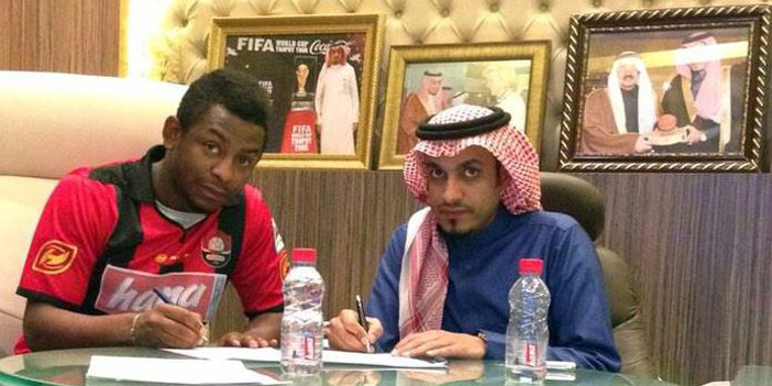  سامر مع الرئيس خلال التوقيع