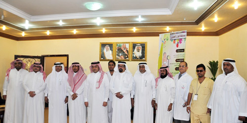  لقطة جماعية للمحافظ مع فريق العمل المنفذ للحملة