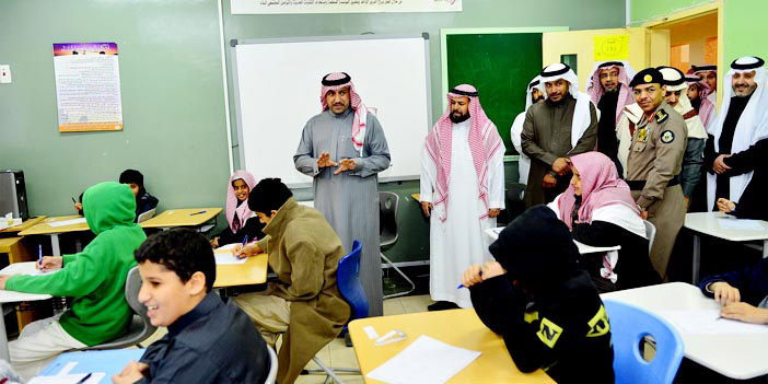 الأمير تركي بن عبد الله يتفقد اختبارات طلاب الرياض ويلتقي المعلمين والمراقبين 