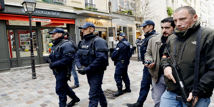  الشرطة الفرنسية تنتشر في شوارع باريس وقرب أحد الدور اليهودية