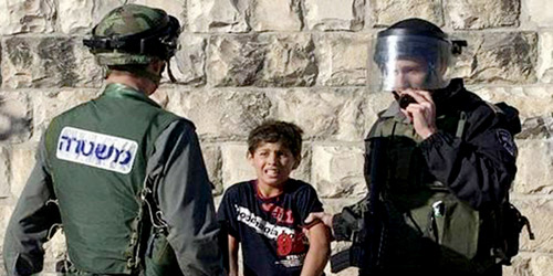  شرطيان إسرائيليان يعتقلان أحد الأطفال الفلسطينيين في القدس