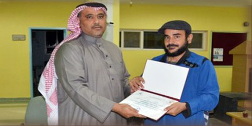  تسليم جائزة لمسئول الصم