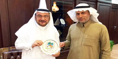  الفهد يسلم درع رسل السلام لمعالي الأستاذ إياد مدني