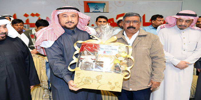  المهندس عبدالعزيز البسام يكرم الموظف سراج