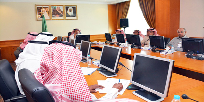  المحافظ مترئسا الاجتماع