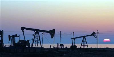 عقود النفط الآجلة تسجل قفزة نادرة 
