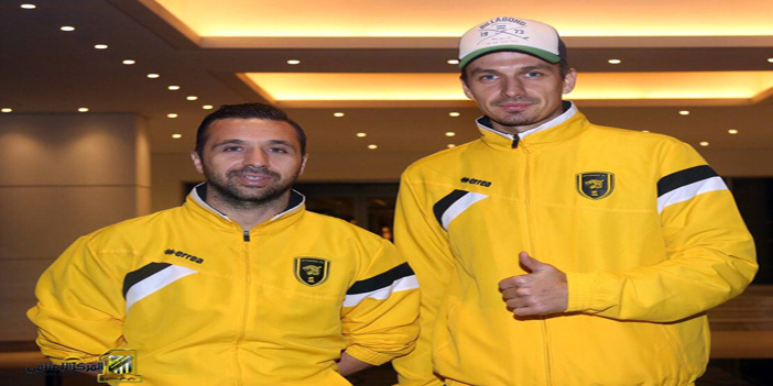  لاعبا الاتحاد الروماني والبولندي