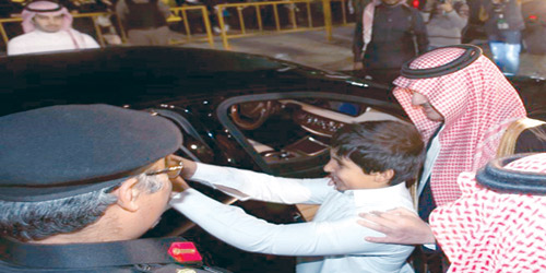  الطفل يلتقط الصورة مع الأمير سعود