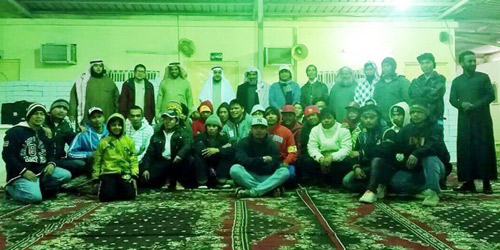  صورة جماعية للمسلمين الجدد مع منسوبي تعاوني حريملاء