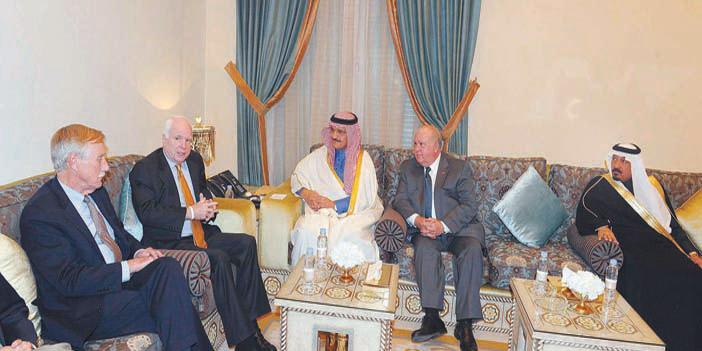 الأمير خالد بن بندر يستقبل السيناتور جون ماكين 