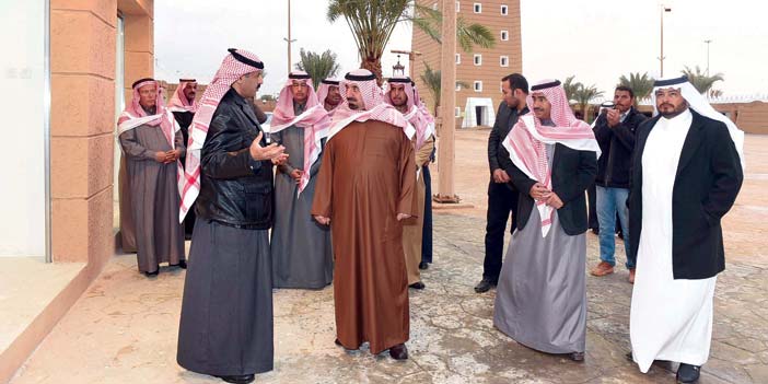  الأمير جلوي بن عبدالعزيز خلال تفقده قرية نجران التراثية بالجنادرية
