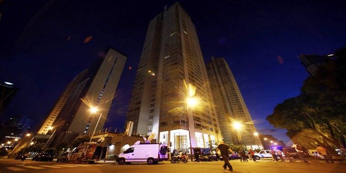  - الشاحنات الإعلامية خارج عِمارَة المدّعي الأرجنتينيِ الذي وجد مقتولا بشقته