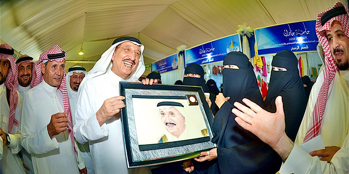  الأمير محمد بن ناصر يتسلم هدية من المرسم الحر