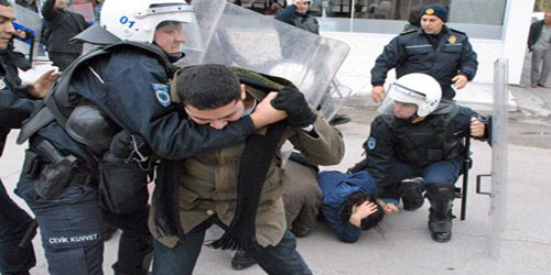 الشرطة التركية تدهم عشرات يشتبه في تورطهم في عمليات تنصت 