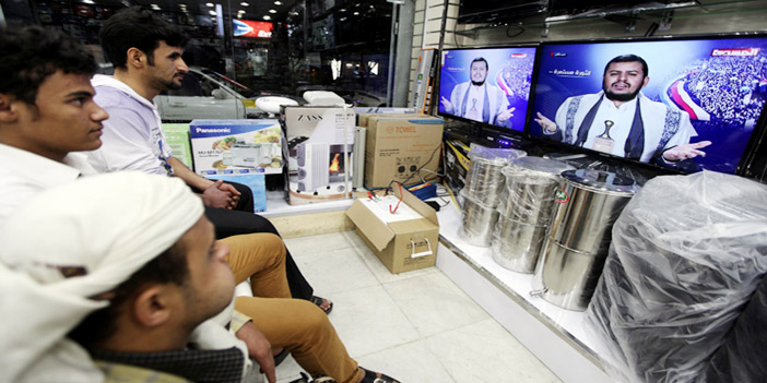 مواطنون يمنيون يشاهدون خطاباً لزعيم الحوثيين مساء أمس
