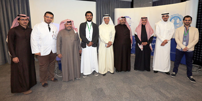  صورة جماعية للفائزين مع لجنة التحكيم