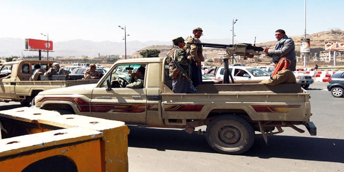  مسلحون حوثيون في شوارع صنعاء بعد استيلائهم على أسلحة وسيارات للجيش اليمني