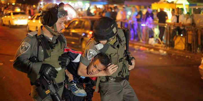 اعتقال 25 فلسطينياً في الضفة بينهم فتية وصحافي 