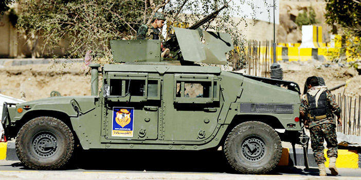  عناصر من الجيش اليمني قرب القصر الرئاسي