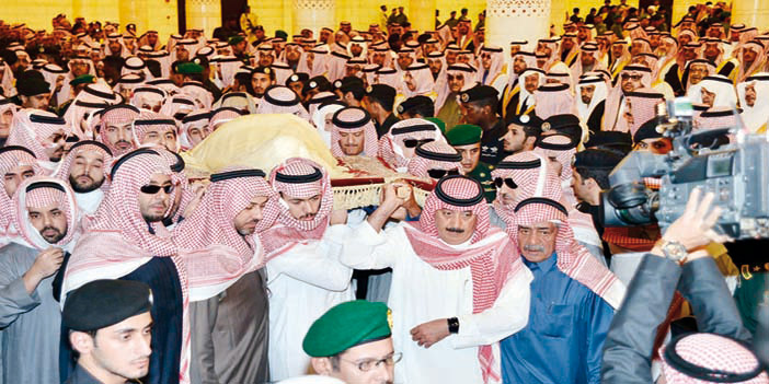 مئات من المقيمين ينتظرون جثمان المليك خارج المسجد 