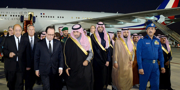  الرئيس الفرنسي لدى وصوله إلى الرياض