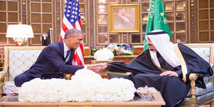 خادم الحرمين الشريفين الملك سلمان بن عبدالعزيز مصافحاً الرئيس الأمريكي باراك أوباما في مستهل الاجتماع
