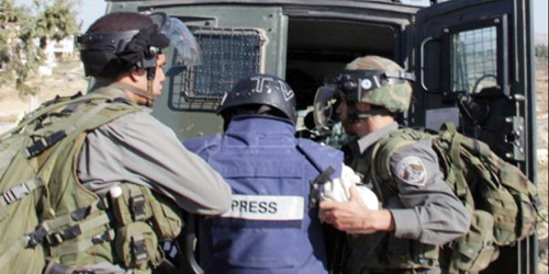  قوات الاحتلال تقبض على رجال الصحافة