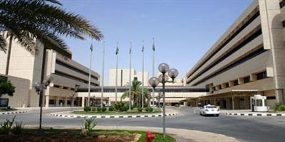 فريق طبي يستأصل ورماً ليفياً بوزن 7 كيلو من مريضة سعودية بمدينة الملك فهد الطبية 