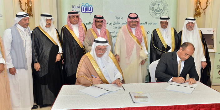 الأمير مشعل بن ماجد خلال رعايته توقيع العقد