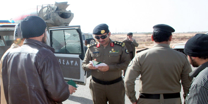  الشرطة تدقق البطاقات الشخصية للمقيمين