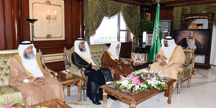  الأمير جلوي ملتقياً أمس الشيخ المكرمي
