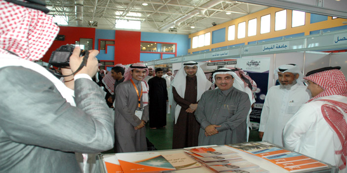  أ. خالد الخضير مدير عام المدارس مع قيادات التعليم بالرياض خلال افتتاح الملتقى في العام الماضي