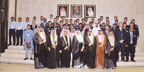  الأمير سعود بن نايف في صورة جماعية مع منسوبي المعهد