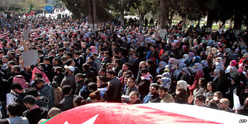 آلاف الأردنيين يتظاهرون في عمان للتنديد بعملية إعدام الطيار الأردني 
