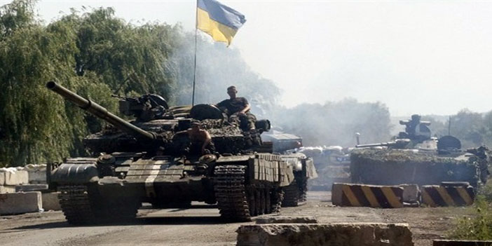 القوات الحكومية والانفصاليون يجلون المدنيين من بلدة في أوكرانيا 