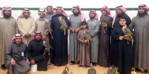  عدد من الصقارين في مربط السلطان