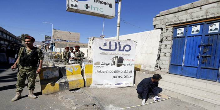  الجنود التابعون للحوثيين يعاينون موقع انفجار قرب القصر الجمهوري بصنعاء