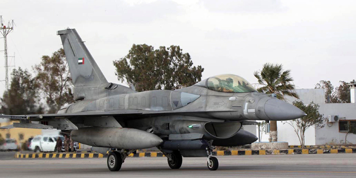  إحدى طائرات سلاح الجو الإماراتي (اف - 16) تصل الأردن أمس لدعم الحرب على داعش
