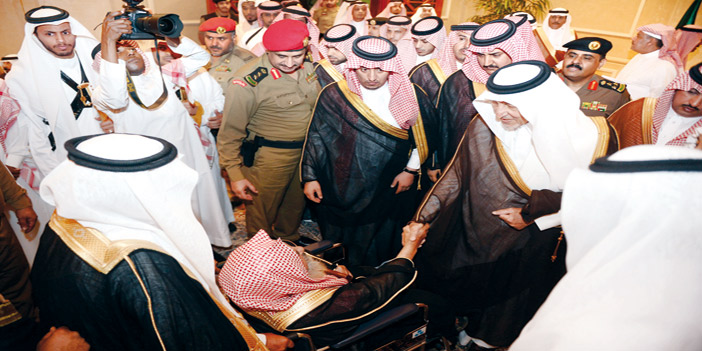  الأمير خالد الفيصل خلال استقباله المواطنين أمس