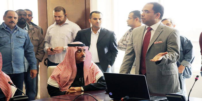  الدكتور البراهيم مستمعاً لسير أعمال تنفيذ فندق جامعة حائل