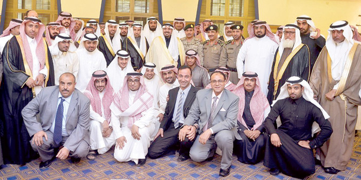  لقطة جماعية للمكرمين والمسئولين مع سمو أمير منطقة القصيم