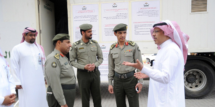  العميد السحيباني والشعلان خلال تدشين عربة الخدمات المتنقلة