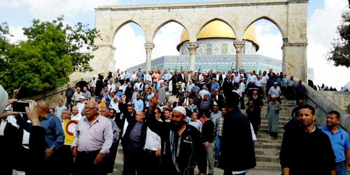  جموع المصلين يخرجون من المسجد الأقصى وهم ينددون بسياسة التهويد