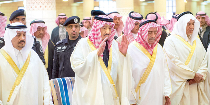 خادم الحرمين الشريفين يؤدي صلاة الميت على الأمير فهد بن محمد 